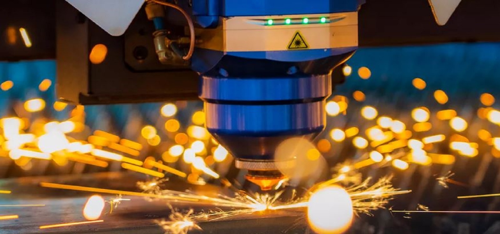 Anlagenbediener für neue 12KW Faser Laserschneidanlage